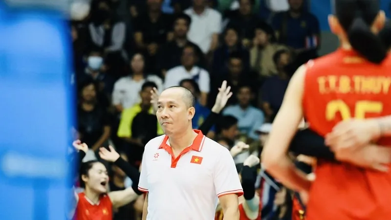 HLV Nguyễn Tuấn Kiệt ký hợp đồng làm HLV trưởng đội nữ Hà Nội từ sau SEA Games 33-2025. Ảnh: DŨNG PHƯƠNG