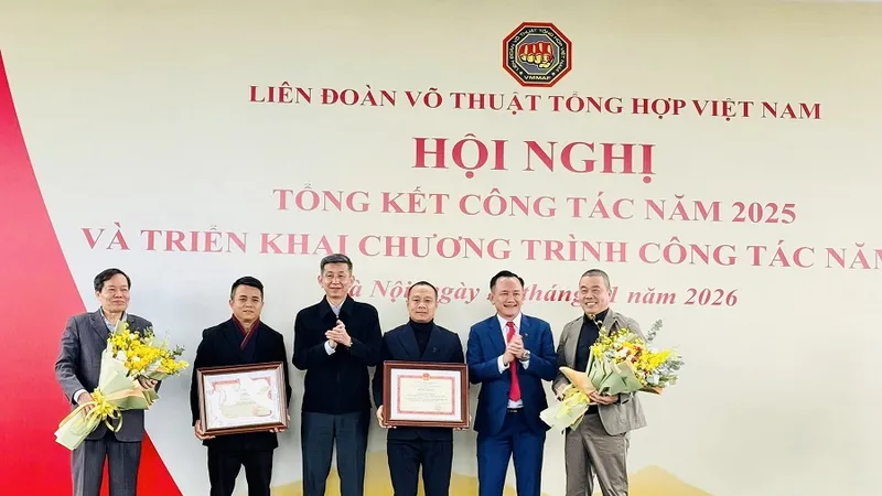 Lãnh đạo Cục TDTT Việt Nam đã trao bằng khen của Bộ VH-TT-DL đối với Liên đoàn võ thuật tổng hợp Việt Nam và cá nhân Chủ tịch Ngô Đức Quỳnh. Ảnh: MINH CHIẾN