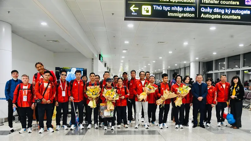 Đoàn thể thao người khuyết tật Việt Nam được lãnh đạo Cục TDTT Việt Nam chào mừng trở về từ Thái Lan. Ảnh: THÁI DƯƠNG
