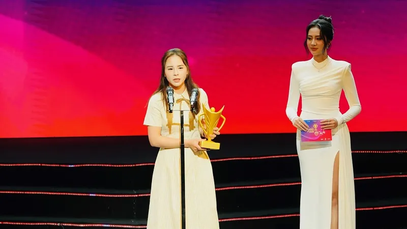 Xạ thủ Trịnh Thu Vinh lần thứ 2 liên tiếp là VĐV xuất sắc nhất năm của Cúp chiến thắng. Ảnh: VCT