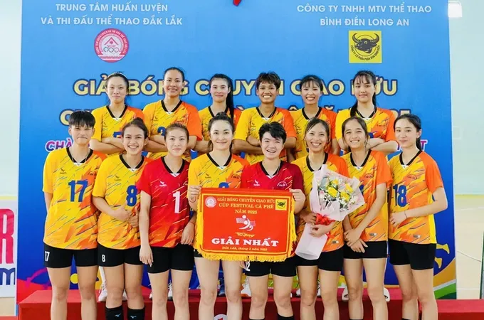 Chủ công H'mia Eban (thứ 2 hàng sau, từ trái qua) đã được đội Đắk Lắk cho Ngân hàng Công Thương thuê trong năm 2026. Ảnh: VĂN PHÚC