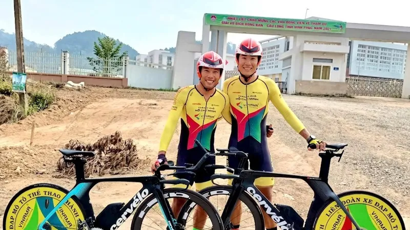 Nguyễn Trường Tài (trái) khi còn thi đấu cho đội xe đạp đường trường nam TPHCM. Ảnh: VINH NGÔ