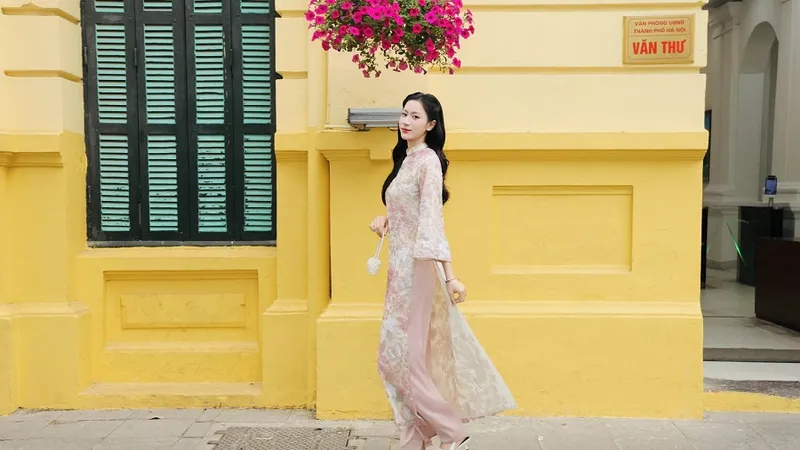 Hoàng Thị Kiều Trinh thướt tha trong tà áo dài dạo phố. Ảnh: KIỀU TRINH
