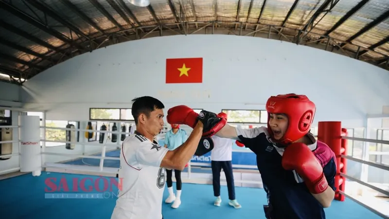 VĐV boxing trẻ Việt Nam tập luyện tại Trung tâm huấn luyện thể thao quốc gia ở TPHCM để sẵn sàng sang Thái Lan thi đấu sau Tết. Ảnh: DŨNG PHƯƠNG