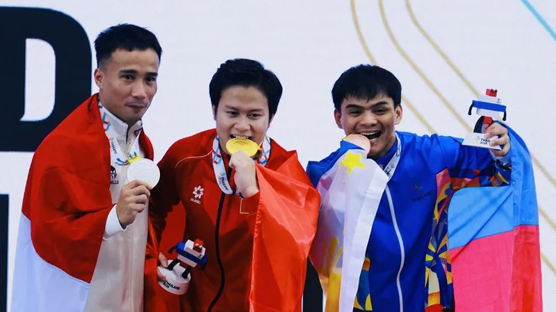 Nguyễn Văn Khánh Phong (giữa) đang là đương kim á quân ASIAD nội dung vòng treo đơn môn nam. Ảnh: DŨNG PHƯƠNG