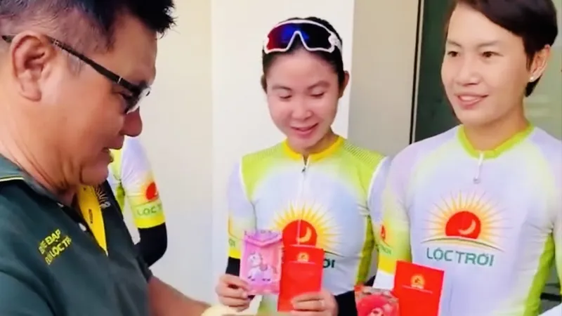 Ban huấn luyện đội xe đạp đường trường nữ Tập đoàn Lộc Trời mừng tuổi đầu năm để cua-rơ tập luyện khởi đầu may mắn. Ảnh: LÊ LIÊM