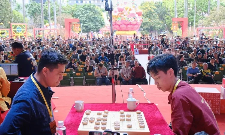 Kỳ thủ Lại Lý Huynh (trái) đã thi đấu chung kết và có ngôi á quân giải Ngũ Dương Bôi 2026. Ảnh: BTC