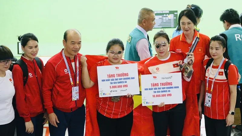 Chuyên gia Mông Cổ của đội tuyển bắn súng Việt Nam (thứ 2, từ phải qua) đã có những dấu ấn chuyên môn thời gian qua. Ảnh: DŨNG PHƯƠNG
