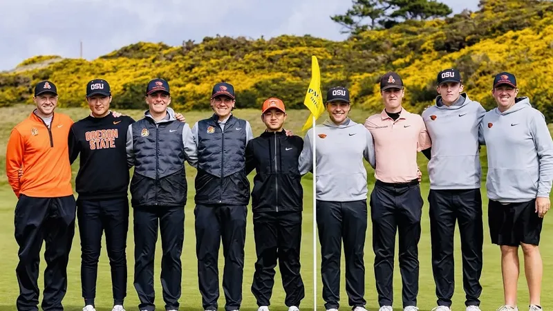 Nguyễn Anh Minh (giữa) và đồng đội ở đội golf Đại học Oregon (Mỹ). Ảnh: OREGONGOLF