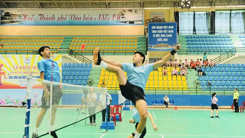Cầu thủ đá cầu cả nước tiếp tục tranh tài chuyên môn tại giải vô địch câu lạc bộ quốc gia 2026. Ảnh: MINH MINH