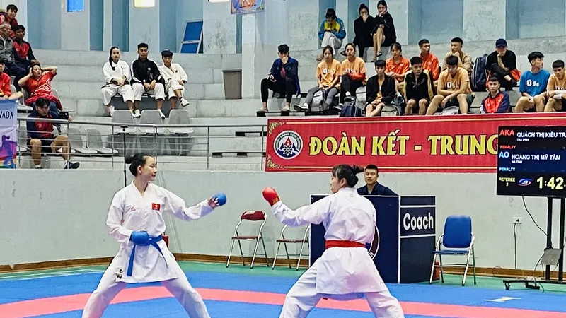 Võ sĩ karate được tranh tài để giành những thành tích cao nhất trong giải vô địch quốc gia các câu lạc bộ. Ảnh: MINH CHIẾN