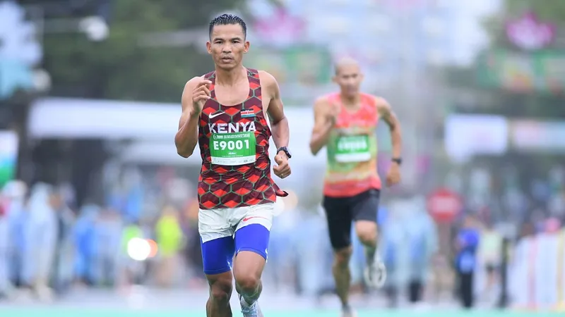 Lê Văn Tuấn là VĐV lớn tuổi nhất tham dự nội dung marathon - 42km chuyên nghiệp nam tại giải vô địch quốc gia Marathon 2026. Ảnh: TPM