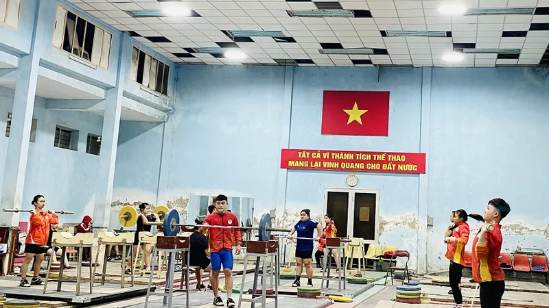 Cử tạ Việt Nam chính thức có chuyên gia Trung Quốc huấn luyện từ ngày 15-3. Ảnh: MINH CHIẾN
