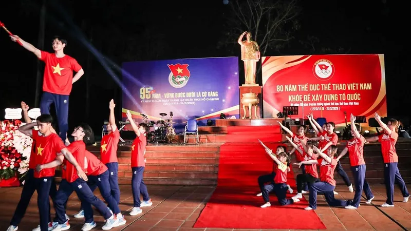 Các VĐV đội tuyển TDDC Việt Nam trình diễn tại chương trình. Ảnh: LƯỢNG LƯỢNG