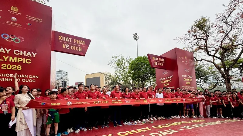 Đông đảo cán bộ chiến sĩ, người dân, các nhà quản lý và HLV, VĐV thể thao đã tham dự Ngày chạy Olympic vào sáng 22-3 tại Hà Nội. Ảnh: MINH CHIẾN