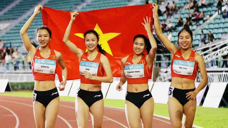 Lê Thị Cẩm Tú (ngoài cùng bên trái) và đồng đội đã giành HCB tiếp sức 4x100m nữ tại SEA Games 33-2025. Ảnh: DŨNG PHƯƠNG