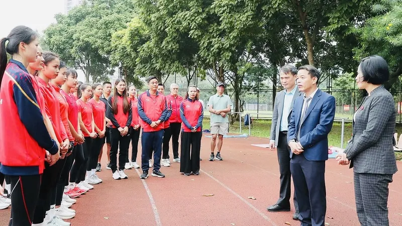 Đoàn cán bộ Ban Tuyên giáo và Dân vận Trung ương đã động viên các HLV, VĐV đội tuyển điền kinh Việt Nam. Ảnh: CỤC TDTTVN