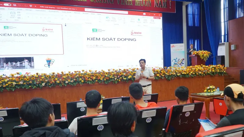 Cán bộ Trung tâm phòng chống doping Việt Nam đã tổ chức chương trình giáo dục cho VĐV marathon ngay trước khi thi đấu ở Nha Trang (Khánh Hòa). Ảnh: TPM