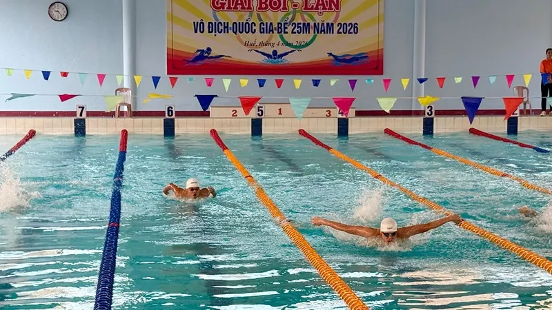 Các VĐV tranh tài tại giải đấu đang diễn ra ở thành phố Huế. Ảnh: MINH CHIẾN