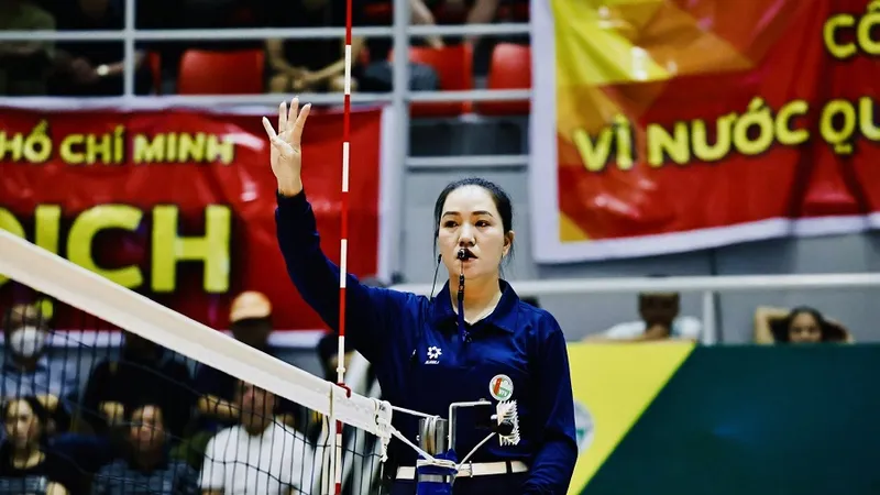 Các trọng tài bóng chuyền quốc gia sẽ được tập huấn chuyên môn trước khi điều hành giải đấu năm nay. Ảnh: DŨNG PHƯƠNG