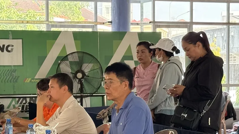 Chuyên gia Doãn Văn Cử (áo xanh) theo dõi các VĐV thi đấu tại giải vô địch hồ 25m. Ảnh: MINH CHIẾN
