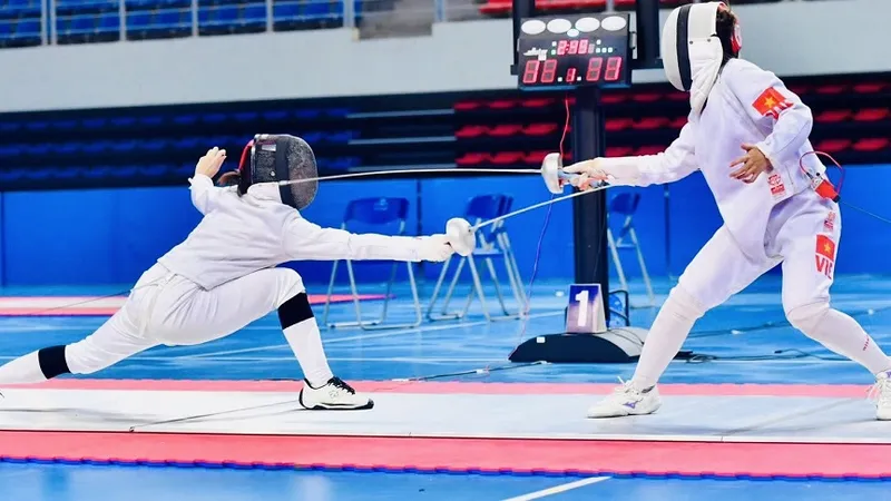 VĐV đấu kiếm trẻ đã được thi đấu tích lũy chuyên môn đáng kể. Ảnh: VĂN DUY