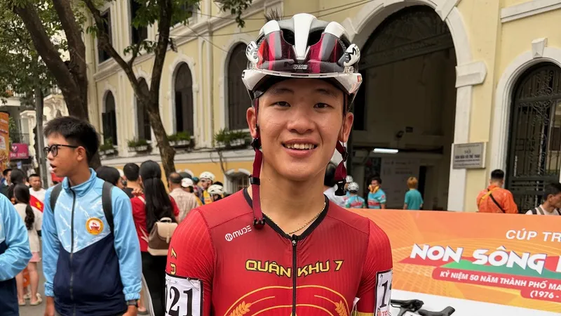 Phạm Lê Xuân Lộc thi đấu chặng đua tại Hồ Hoàn Kiếm (Hà Nội) ngày 5-4. Ảnh: MINH MINH