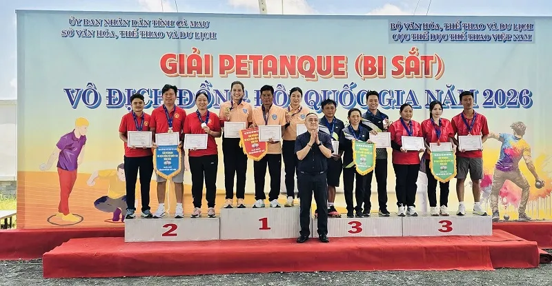 Các VĐV đã nhận thưởng tại giải bi sắt vô địch đồng đội quốc gia 2026. Ảnh: TUẤN ANH