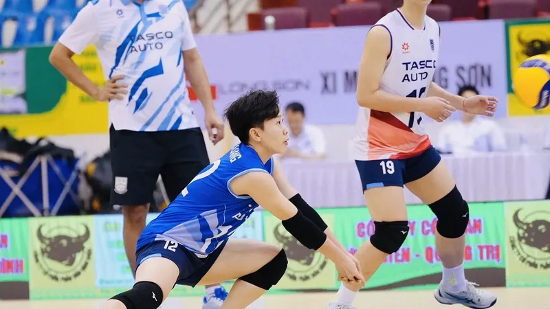 Đội bóng chuyền nữ Hà Nội bắt buộc phải có sự thay đổi ở danh sách chính thức. Ảnh: VFV