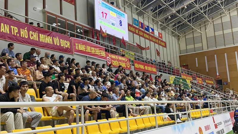 Khán giả vẫn có mặt trên khán đài tại nhà thi đấu Đông Anh (Hà Nội) cổ vũ các trận đấu. Ảnh: MINH CHIẾN