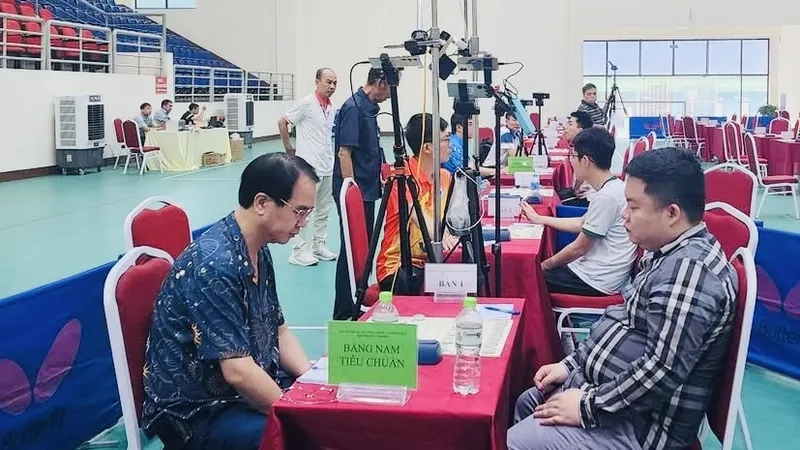 Hà Văn Tiến (phải) và Nguyễn Thành Bảo tại trận chung kết nội dung cờ tiêu chuẩn. Ảnh: VXF