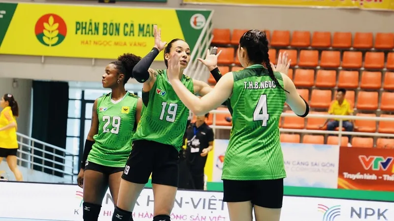 Các tay đập Cuba của đội VTV Bình Điền Long An đang thi đấu tại Đông Anh (Hà Nội). Ảnh: VTVBĐLA