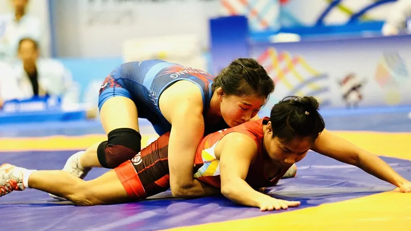 Tuyển thủ Mỹ Trang (xanh) của đội tuyển vật tự do nữ Việt Nam đang được chuẩn bị chuyên môn tham dự các giải quốc tế quan trọng. Ảnh: DŨNG PHƯƠNG
