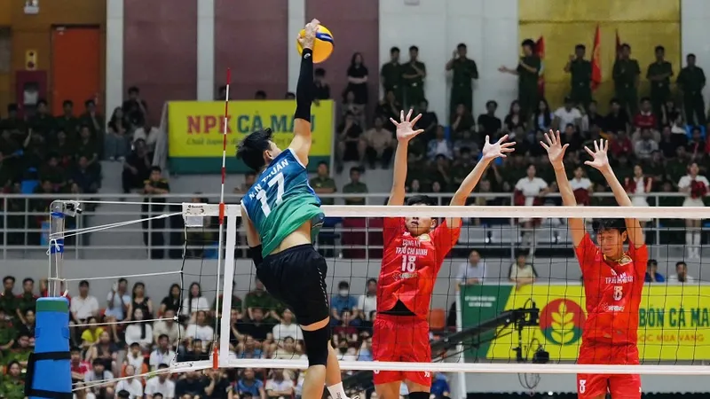 Các tay đập Biên Phòng MB và Công an TPHCM đã cống hiến trận đấu hấp dẫn. Ảnh: VFV