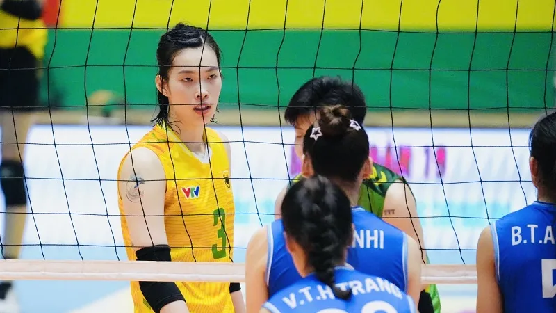 Thanh Thúy đã nỗ lực thi đấu nhưng vẫn chưa có kết quả chiến thắng trước đội nữ Hà Nội. Ảnh: VFV