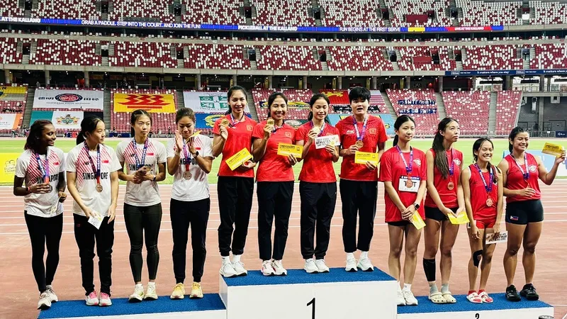 Đội tuyển điền kinh Việt Nam giành HCV tiếp sức 4x100m nữ tại Singapore. Ảnh: NGỌC LỢI