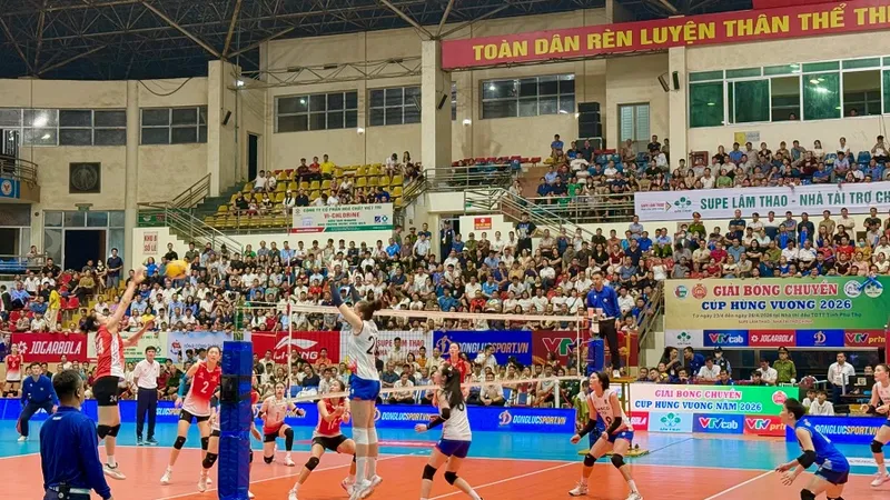 Đội Binh chủng Thông tin và Hà Nội đã thi đấu trận bán kết đầu tiên Cúp Hùng Vương 2026. Ảnh: MINH CHIẾN