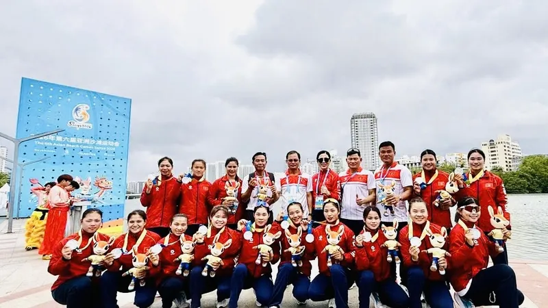 Các tuyển thủ đội đua thuyền truyền thống nữ Việt Nam giành HCB tại Đại hội. Ảnh: MINH MINH