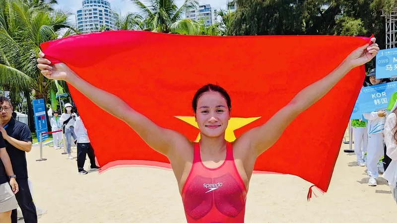 Tuyển thủ Võ Thị Mỹ Tiên giành được HCĐ cự ly 5km bơi mặt nước mở tại Đại hội thể thao bãi biển châu Á 2026. Ảnh: MINH MINH
