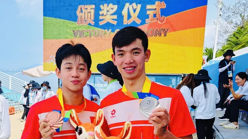 Mai Trần Tuấn Anh và Nguyễn Huy Hoàng đã giành huy chương tại Đại hội thể thao bãi biển châu Á 2026. Ảnh: MINH MINH