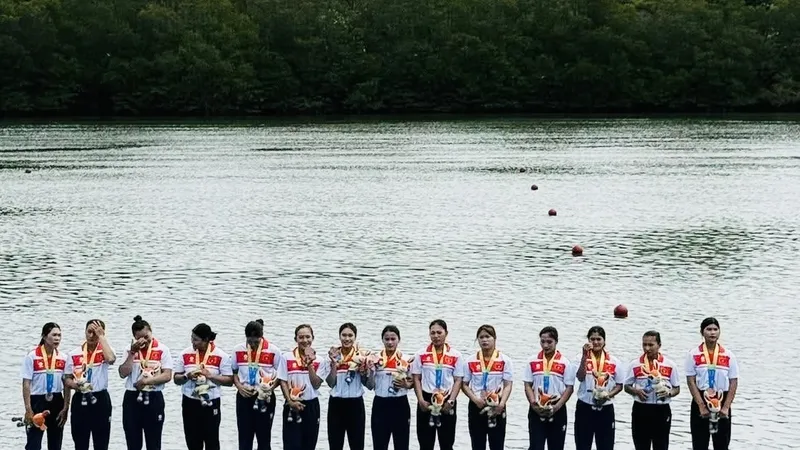 Đội đua thuyền truyền thống nữ Việt Nam tại Đại hội thể thao bãi biển châu Á 2026. Ảnh: NGUYỄN HẢI