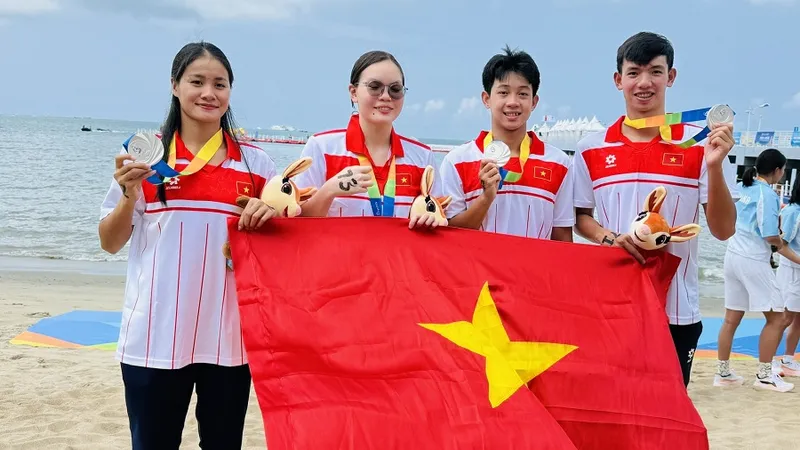 Đội bơi tiếp sức mặt nước mở của Việt Nam đã giành tấm HCB. Ảnh: MINH MINH