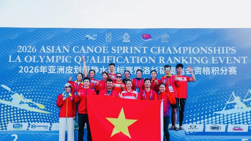 Đội canoeing Việt Nam tại giải đấu vừa bế mạc ở Trung Quốc. Ảnh: HỒNG HẠNH