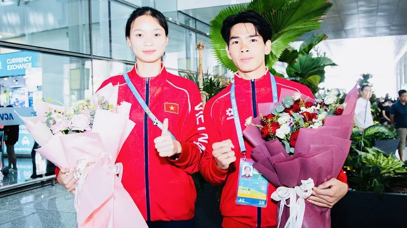 Tuyển thủ Hà Thị Thúy Hằng (trái) đã về Việt Nam và trở lại tập luyện chuẩn bị thi đấu tiếp tục vào tháng 5. Ảnh: LƯỢNG LƯỢNG