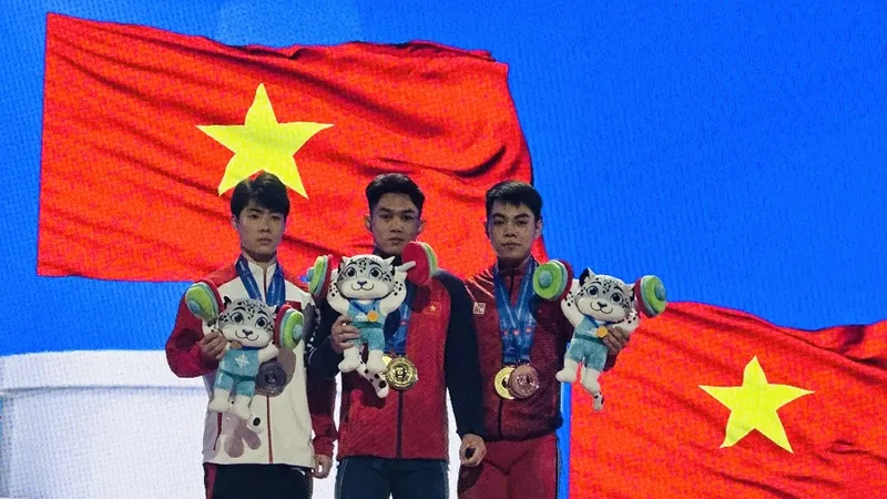 K'Dương (giữa) có mặt chuẩn bị tranh tài tại Ai Cập. Ảnh: NGUYỄN HUY