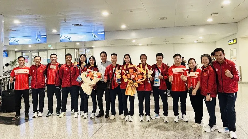 Những thành viên cuối cùng của Đoàn thể thao Việt Nam đã về quê nhà kết thúc Đại hội thể thao bãi biển châu Á 2026. Ảnh: MINH CHIẾN