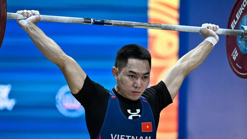 Lực sĩ K'Dương đã có tấm HCĐ hạng cân 60kg nam tại giải đấu năm nay. Ảnh: DEEPBLUEMEDIA/IWF