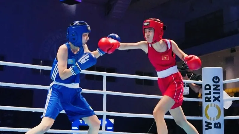 Võ sĩ Hồng Diễm (đỏ) của đội boxing trẻ Việt Nam đã thi đấu tốt để chung kết hạng cân của mình. Ảnh: ASIANBOXING