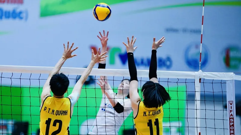 Đội Gunma Green Wings (Nhật Bản, áo trắng) đã vượt qua Ninh Bình để tiếp tục có cơ hội vào bán kết. Ảnh: DŨNG PHƯƠNG