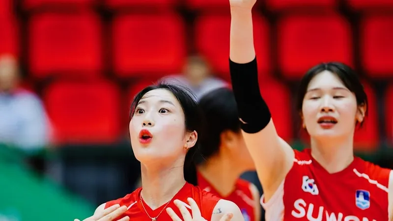 Cầu thủ Suwon (Hàn Quốc) có gương mặt khả ái nhận được sự cổ vũ từ đông đảo người hâm mộ. Ảnh: DŨNG PHƯƠNG